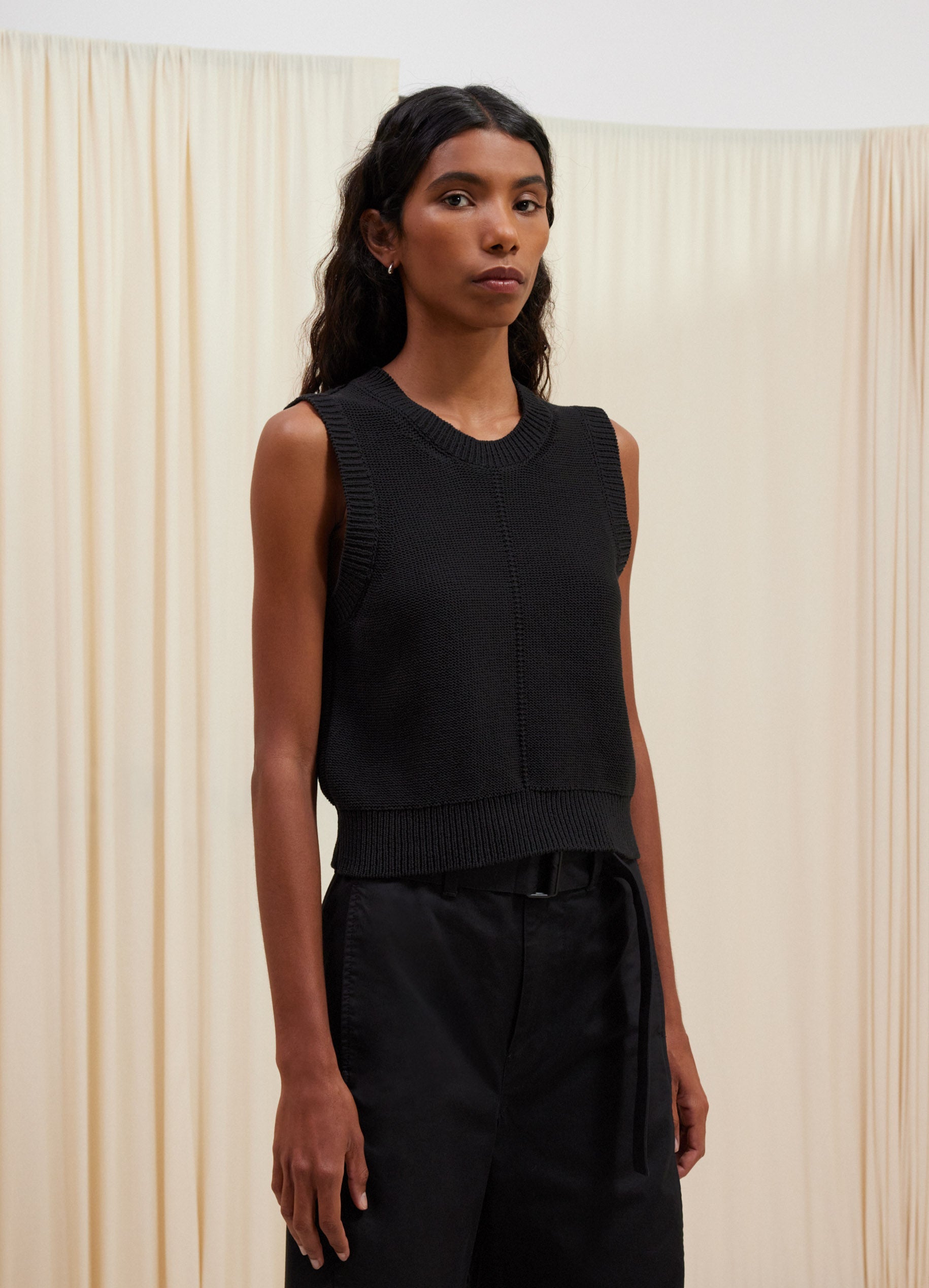 SLEEVELESS CROPPED SWEATER