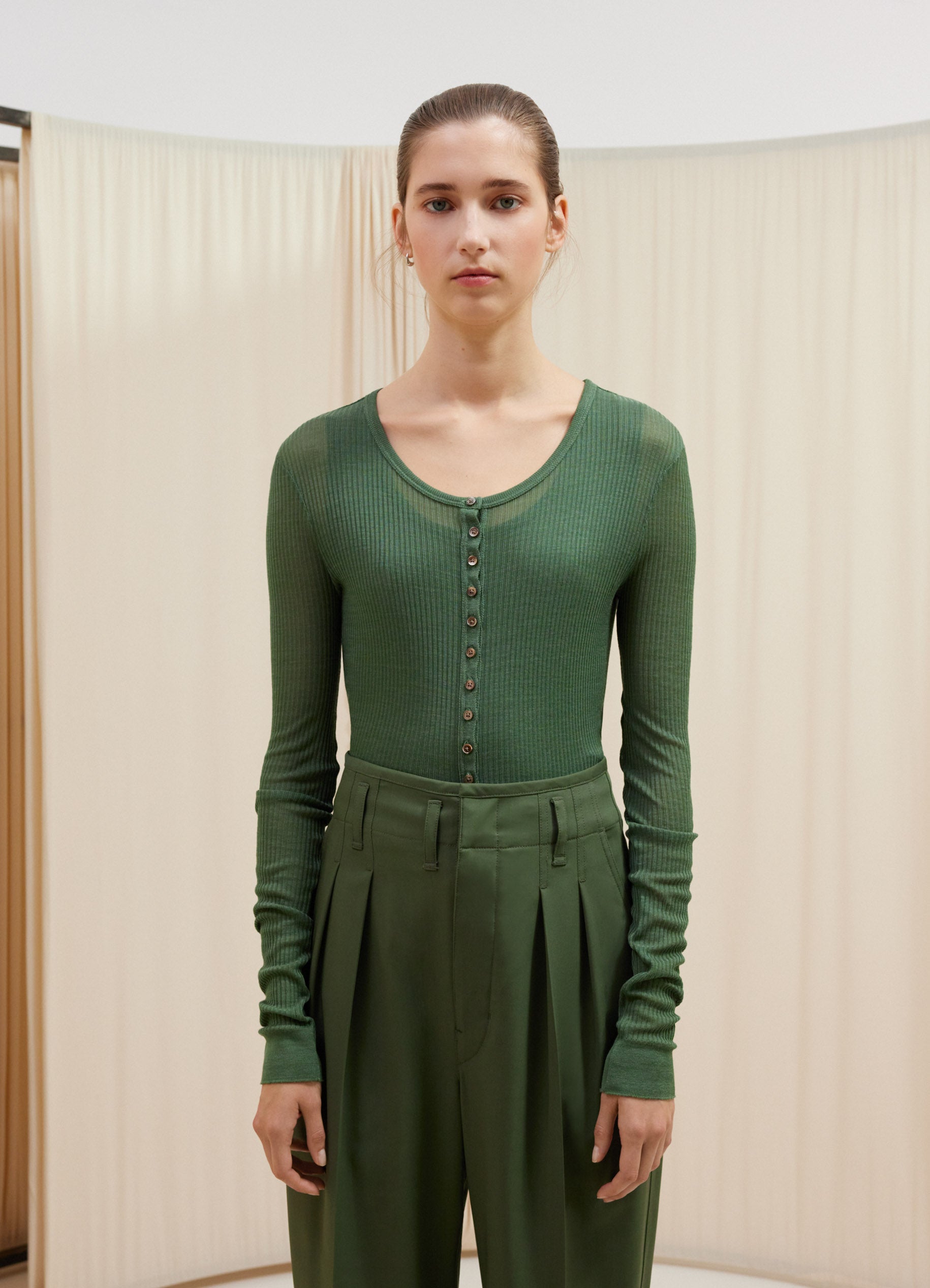 SEAMLESS RIB TOP WITH BUTTONS