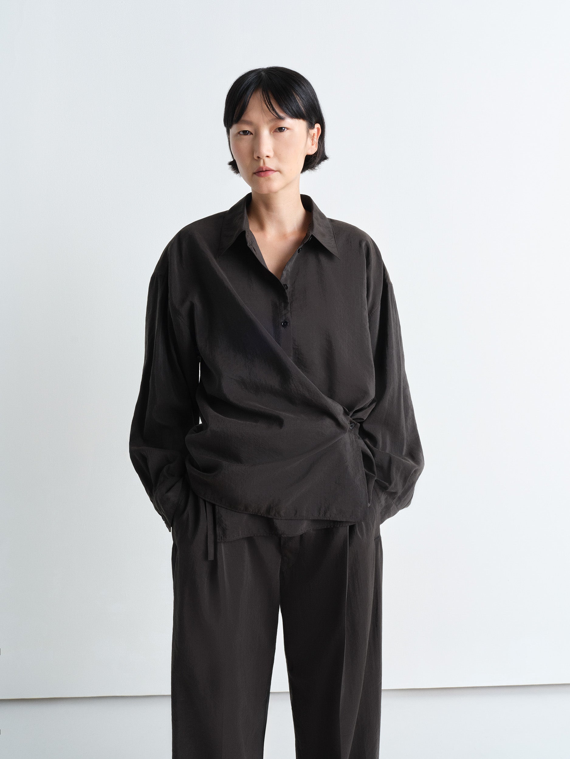 STRAIGHT COLLAR TWISTED SHIRT